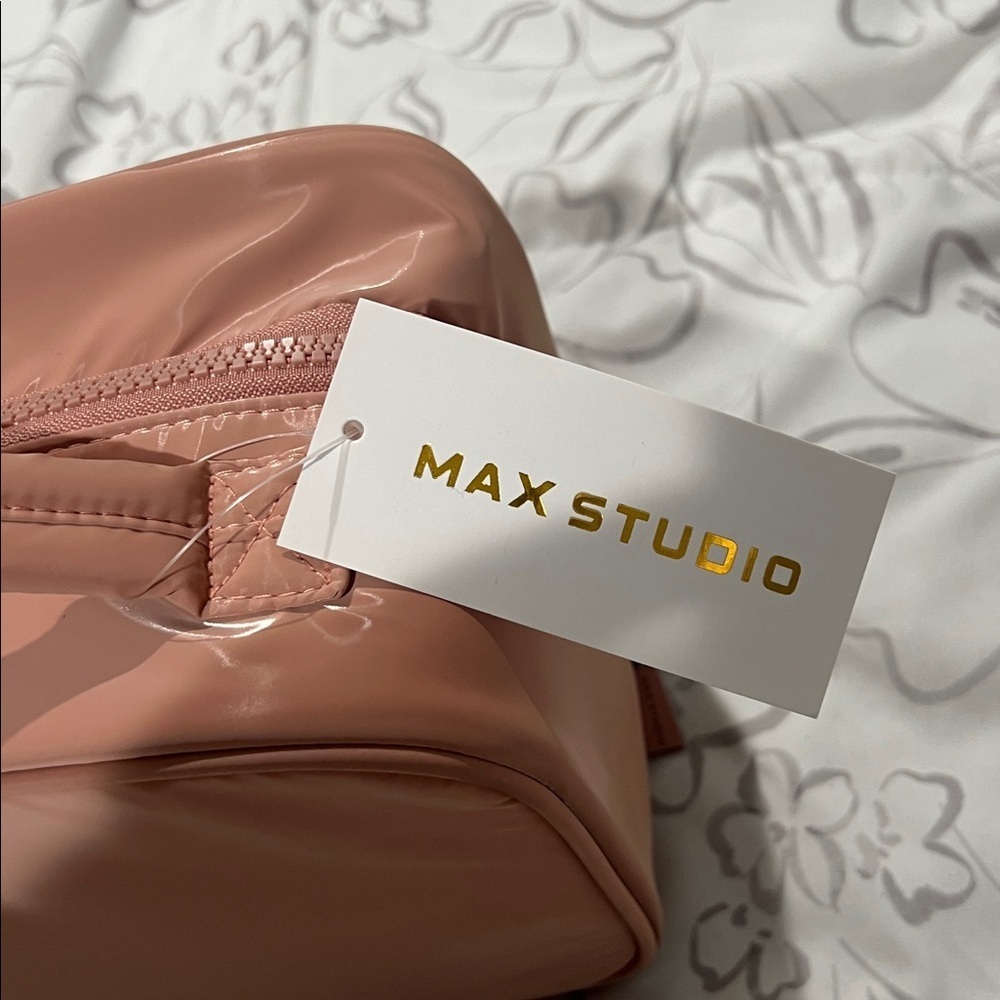 492. Max Studio  Peach Cosmetic & Toiletry Bag. - Picture 3 of 5